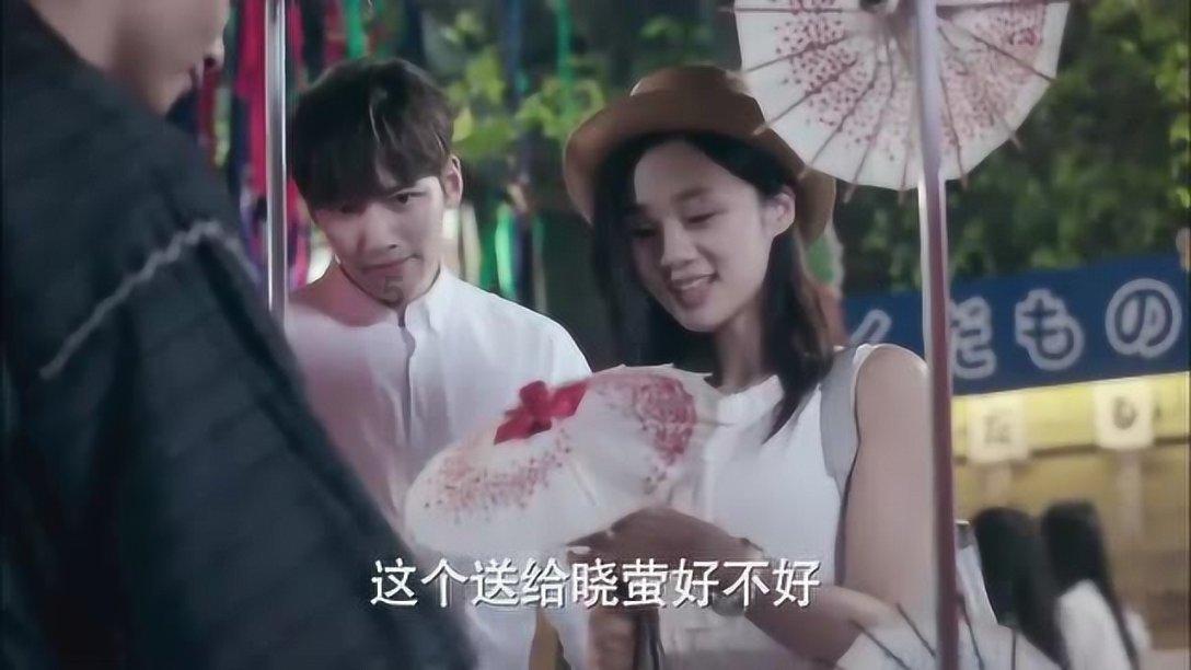 淡黄色的衬衫搭配直筒裤，时尚干练又大气，尽显白皙肌肤，你想尝试吗？